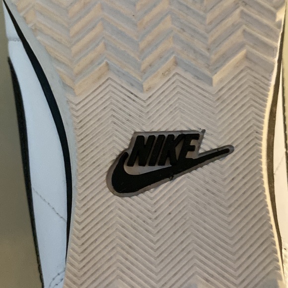 Women’s Nike Fivekay performance trainers in white/black. Faux leather. 7.5M - Picture 6 of 7